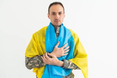 Ukrayna bayrağı taşıyan cesur Ukraynalı asker, özgürlük kavramı.