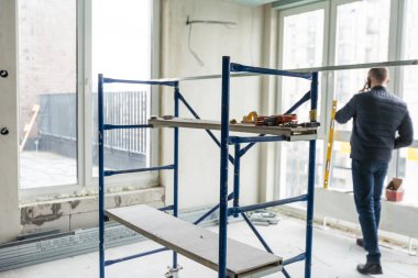 İnşaat aşamasındaki odada uzman teknisyenlerle tavan kurulumu. Yüksek kalite fotoğraf