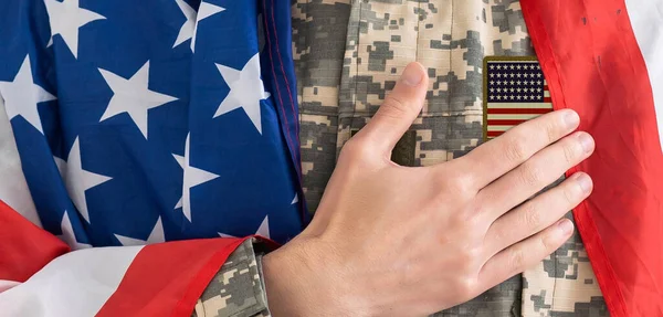 Národní Americké Svátky Muž Modlící Voják Americkou Vlajkou Rozumím Koncept — Stock fotografie