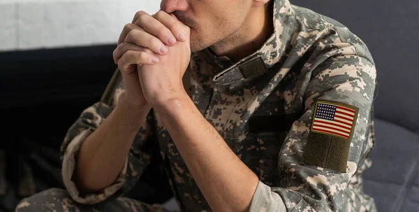 Soldado Hombre Uniforme Orando —  Fotos de Stock