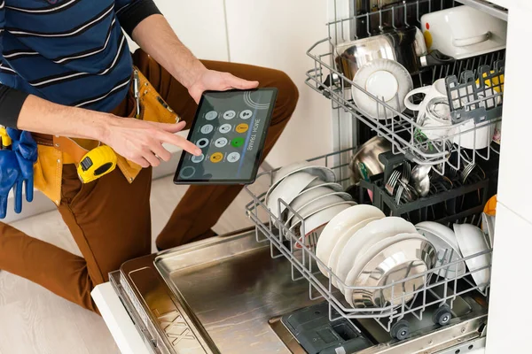 Handyman Com Tablet Reparação Máquina Lavar Louça Doméstica Cozinha — Fotografia de Stock