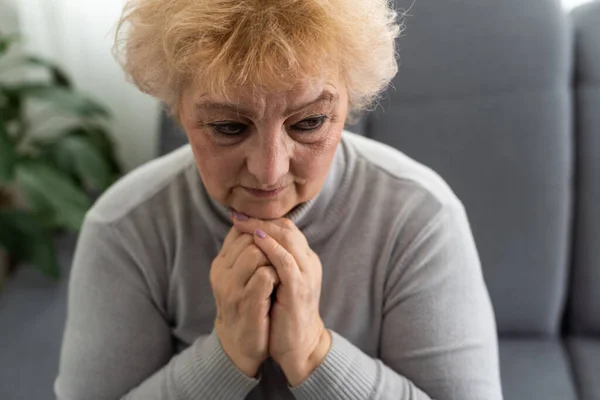 Стара Жінка Молиться — стокове фото
