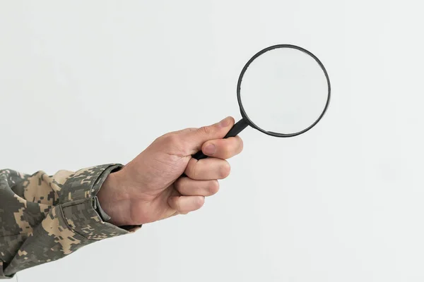 Militär Man Som Håller Ett Förstoringsglas — Stockfoto