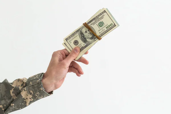Ένας Στρατιωτικός Ρούχα Καμουφλάζ Κρατάει Λεφτά Δολάρια Στο Χέρι Του — Φωτογραφία Αρχείου