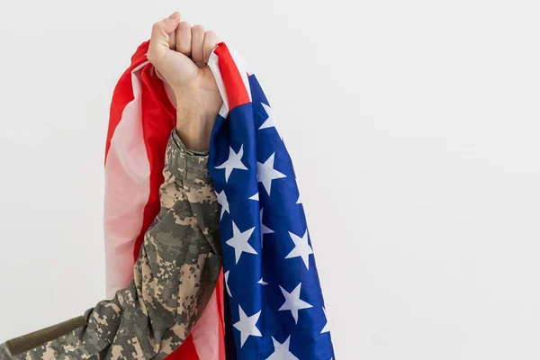拿着国旗的美国军人身穿迷彩服的男警官 陆军概念 — 图库照片