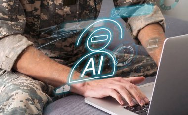 Laptop ya da Smartphone kullanan adam Yapay Zeka, Yapay Zeka, Yapay Zeka, Yapay Zeka, Yapay Zeka Chatbot, Dijital Chatbot, Robot Uygulaması, Konuşma.