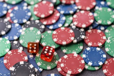 Plastik kumarhane fişleri. Poker oyunu.