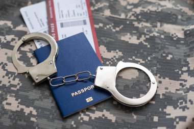 Askeri üniforma, kelepçeler, biletler..