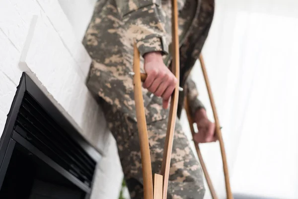 带有拐杖 残疾的军人 — 图库照片