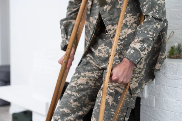 Militar Con Muletas Discapacidad — Foto de Stock