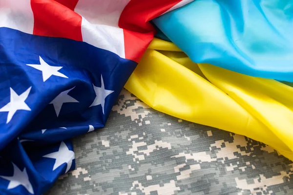 Bandiera Americana Sul Braccio Dei Soldati Bandiera Dell Ucraina Sullo — Foto Stock