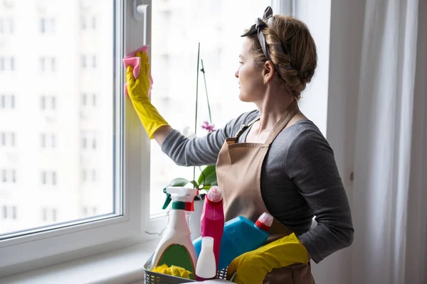 Piękna Kobieta Sprzątanie Okna Domu — Zdjęcie stockowe