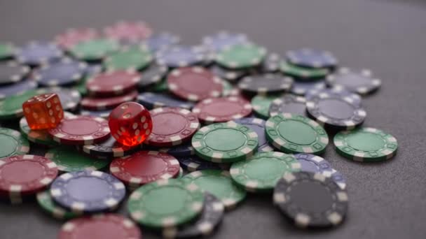 Casino Chips Rand Hintergrund Auf Grünem Tisch — Stockvideo