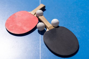 Tabletennis veya ping pong raketleri ve topları masada. Spor kavramı