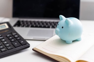 Piggy Bank Laptop ile para çevrimiçi veya internet iş kavramları yapmak anlamına gelir.