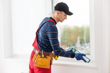 İnşaat işçisi kapalı kalafat ile pencere sızdırmazlık.