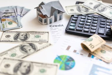 Para, oyuncak ev ve hesap makinesi ile ev kiralama sözleşmesi.