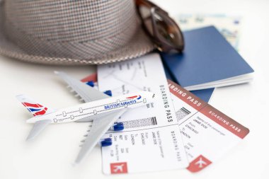Turist konsepti. Uçak pasaportu, biletler, şapka, gözlük..