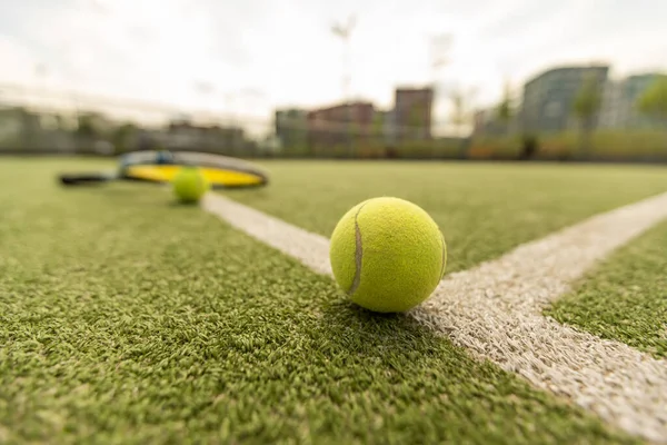 Tennisracket Met Een Tennisbal Een Tennisbaan — Stockfoto