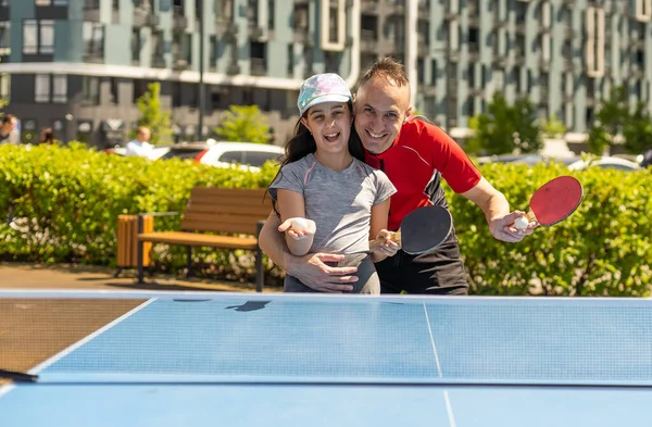 Ευτυχισμένος Άντρας Την Κόρη Του Παίζει Πινγκ Πονγκ Στο Πάρκο — Φωτογραφία Αρχείου