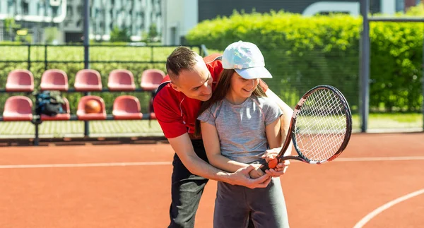 Ενεργό Οικογένεια Παίζει Τένις Στο Γήπεδο — Φωτογραφία Αρχείου