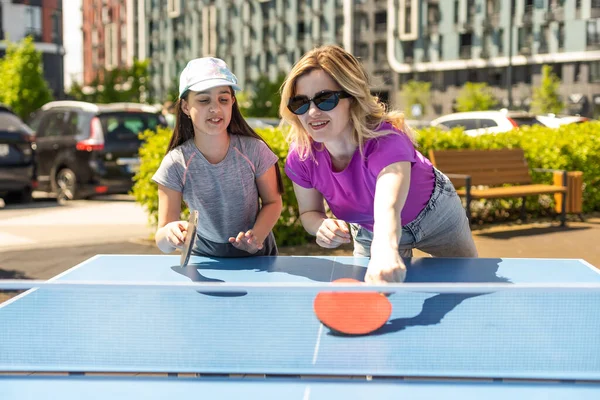 Niña Jugando Ping Pong Con Madre Feliz Aire Libre —  Fotos de Stock