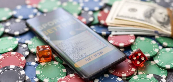 Telefone Celular Com Apostas Cartões Fichas Cubos Dólares Dinheiro Aplicação — Fotografia de Stock
