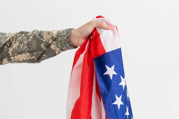 Żołnierz Wojskowy Trzymający Flagę Usa — Zdjęcie stockowe