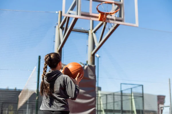 Schöne Mädchen Schießen Korb Und Basketball Spielen — Stockfoto