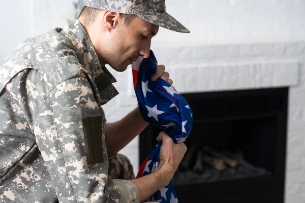 Soldier Uniform Cap Holding American Flag — Stock Photo, Image
