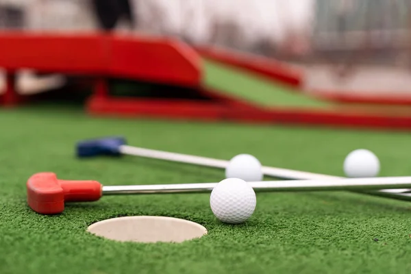 ミニゴルフクローズアップ カラフルなゴルフパター ボール — ストック写真