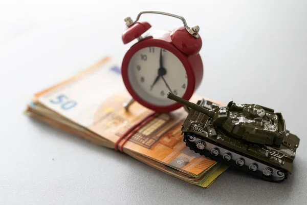 Концепция Финансирования Войны Вооружения Игрушечный Бак Евро Часы — стоковое фото