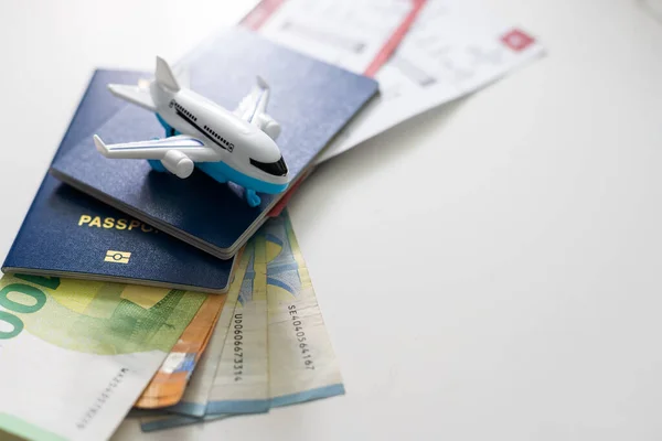 Αεροπορικά Εισιτήρια Διαβατήρια Χρήματα Και Παιχνίδι Αεροπλάνο Στο Τραπέζι — Φωτογραφία Αρχείου