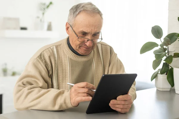 Komuta Sizde Dijital Tablet Haber Okuma Gülümseyerek Evde Taşınabilir Bilgisayarla — Stok fotoğraf