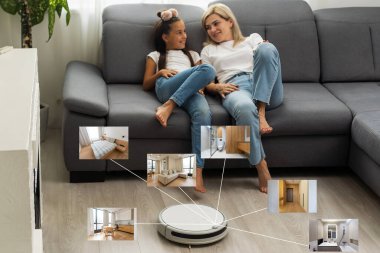 İnsanlar, ev işleri ve teknoloji konsepti. Robot elektrik süpürgesi