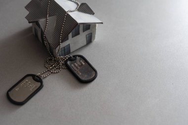 kimlik kartı ya da künye oyuncak evi.