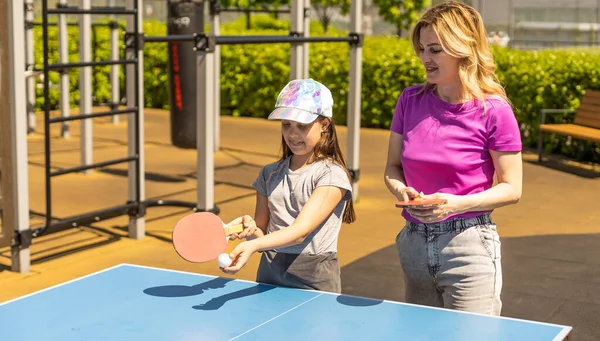 Mãe Feliz Filha Aprendendo Jogar Ping Pong Esporte Família Alegre — Fotografia de Stock