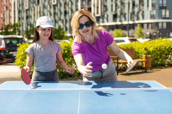 Mujer Joven Con Hija Jugando Ping Pong Parque —  Fotos de Stock