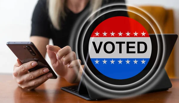Mão Pessoa Gosta Procurar Dia Eleição Tela Virtual — Fotografia de Stock