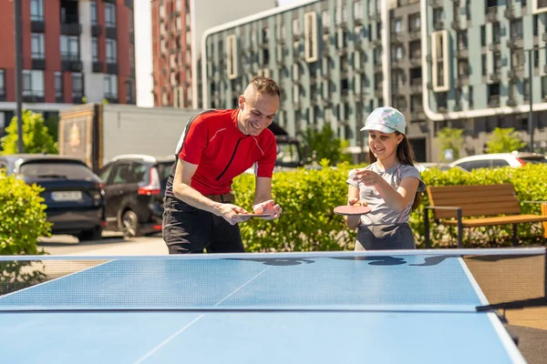 Homem Feliz Com Sua Filha Jogando Ping Pong Parque — Fotografia de Stock