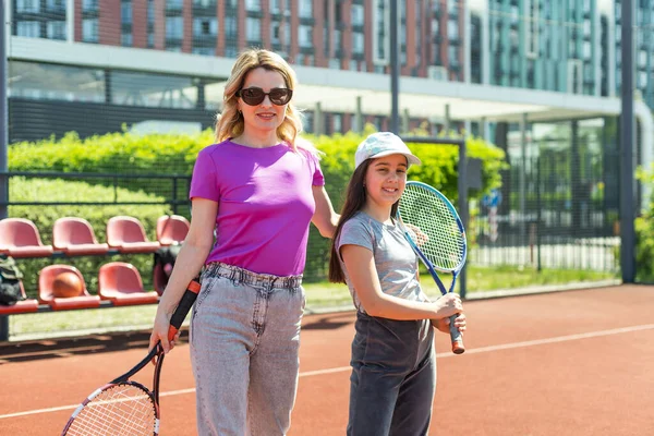 Μητέρα Και Κόρη Παίζουν Τένις — Φωτογραφία Αρχείου