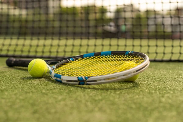 Raqueta Tenis Con Una Pelota Tenis Una Pista Tenis — Foto de Stock