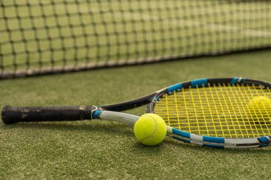 Tenis raketi tenis kortunda tenis topuyla.