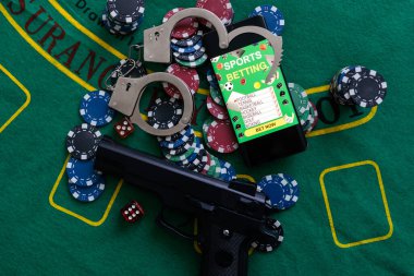 Kumarhane, kartların kazanan bir kombinasyonunu ortaya koyar. Kraliyet ailesinin yanında, polisin kelepçelerin yanında..