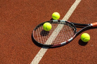 Tenis raketi tenis kortunda tenis topuyla.