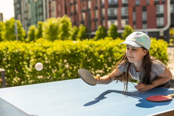 Menina Jogando Ping Pong Parque — Fotografia de Stock