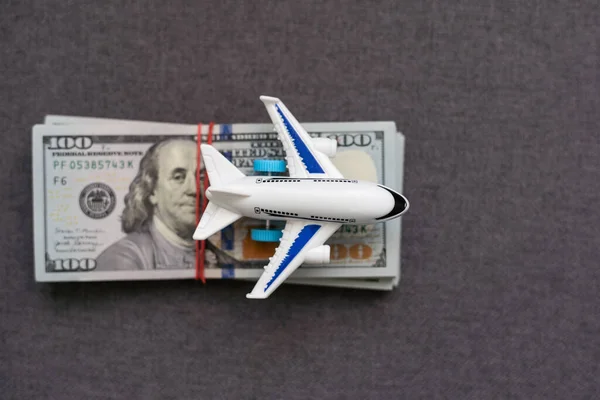 Speelgoedvliegtuig Geld Achtergrond Reisverzekering — Stockfoto