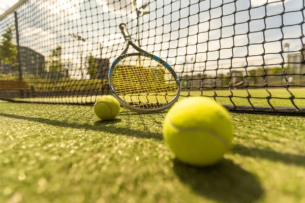 テニスラケットとボール フラットレイアウト テキストのスペース — ストック写真