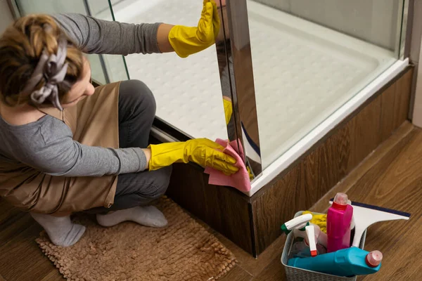 Pokojówka Sprzątanie Łazienki Zbliżenie Strzał — Zdjęcie stockowe