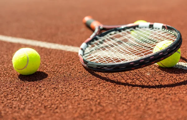 Tennisracket Met Een Tennisbal Een Tennisbaan — Stockfoto